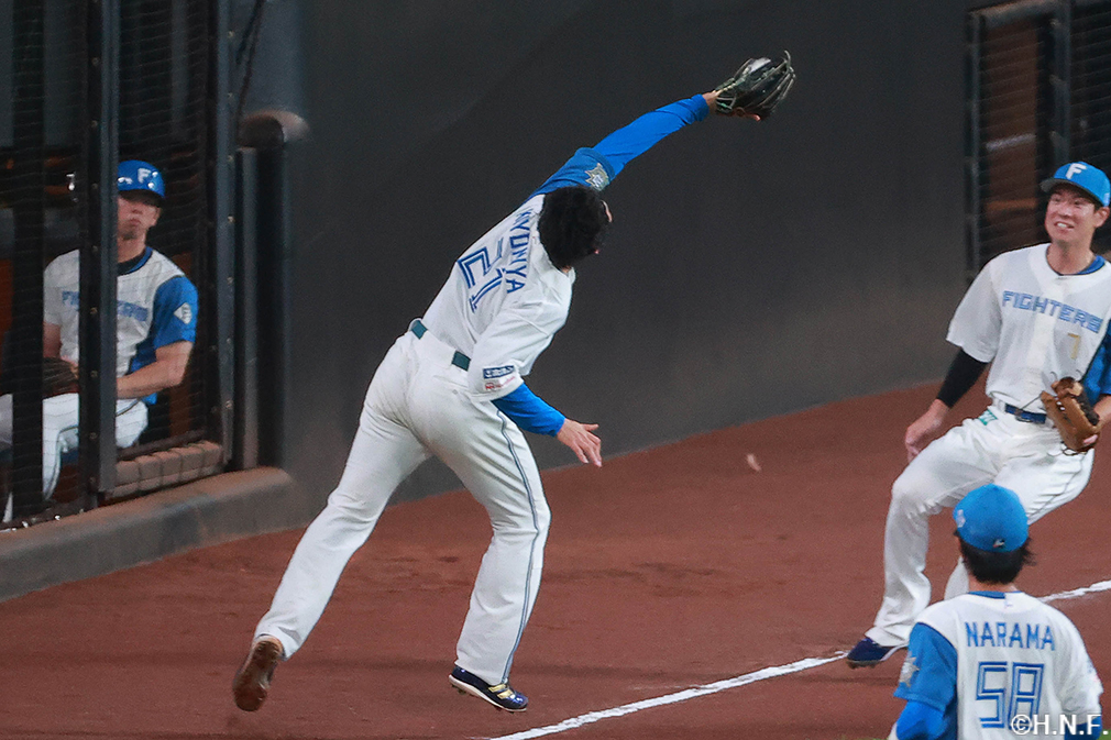 1回表、好守を見せる清宮選手