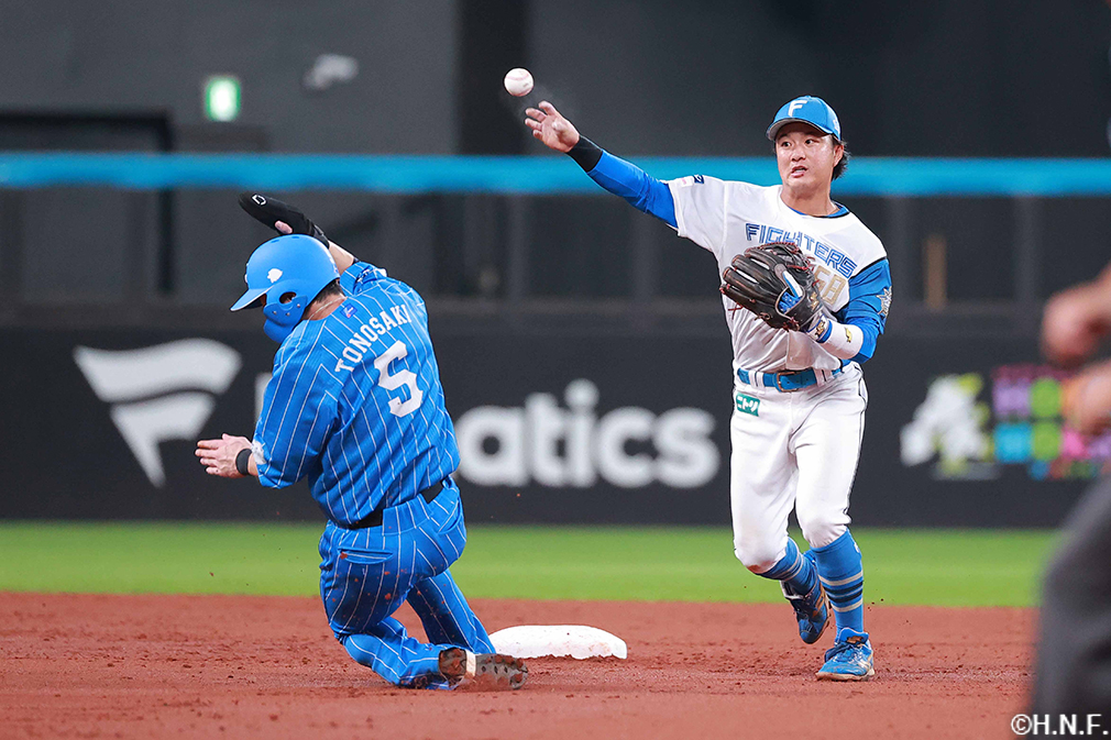 2回表、併殺に打ち取る奈良間選手