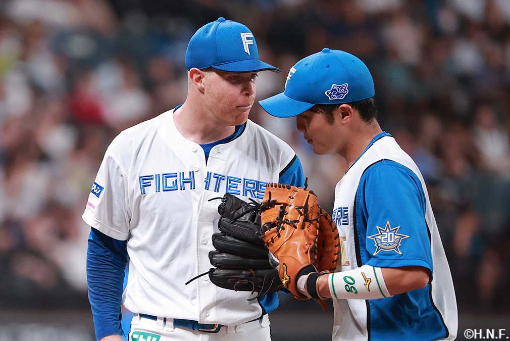 3回表、ピンチを迎えたマーベル投手と郡司選手