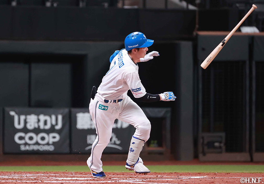 3回裏、レフトへヒットを放つ松本剛選手