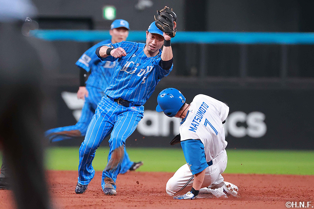 3回裏、盗塁を決める松本剛選手