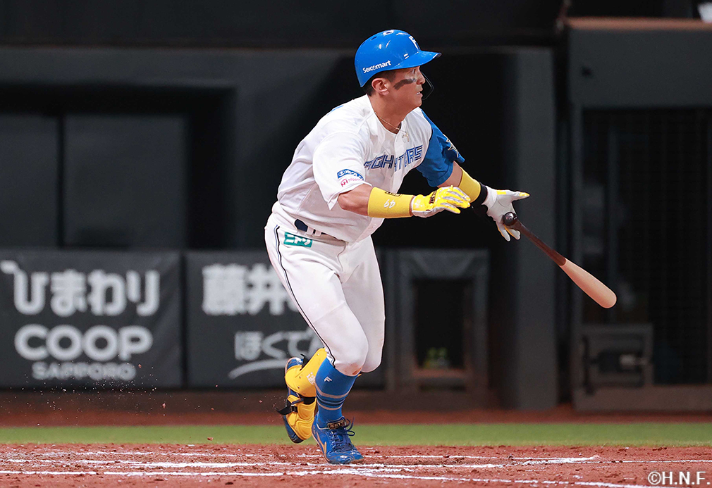 3回裏、レフトへヒットを放つ山田選手02