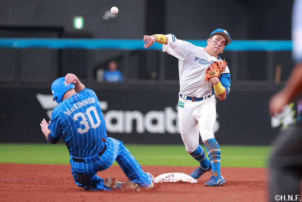 4回表、併殺に打ち取る山田選手