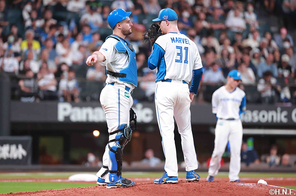 5回表、マルティネス選手と確認するマーベル投手
