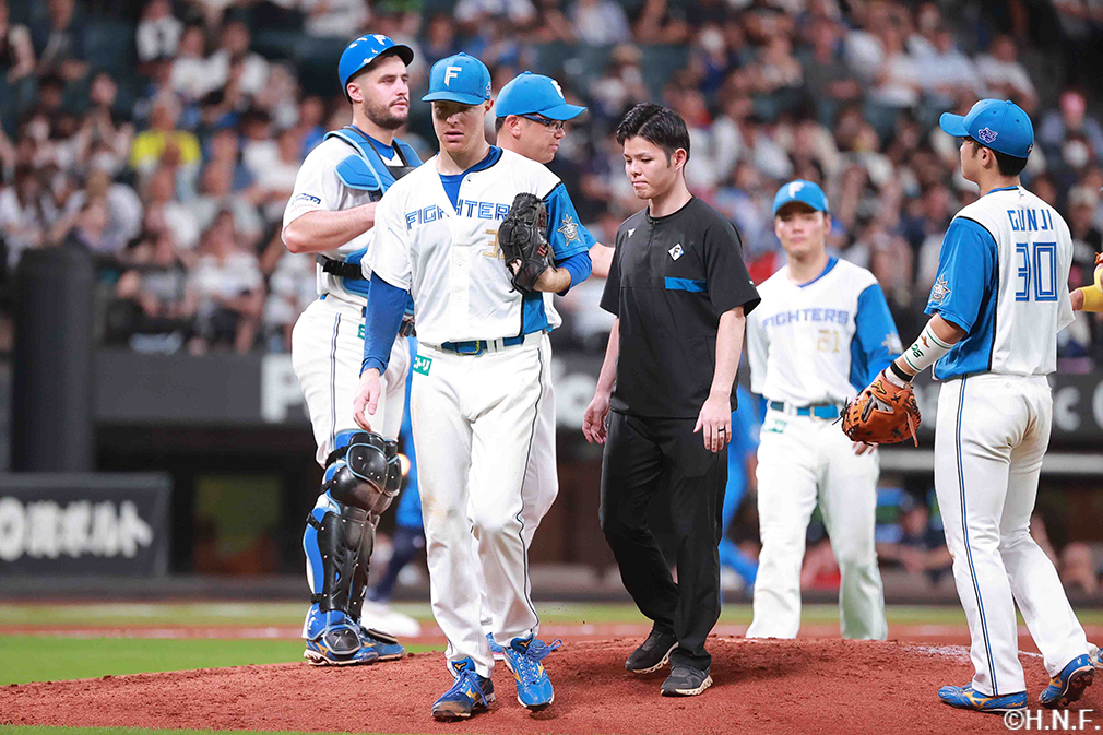 5回表、降板するマーベル投手