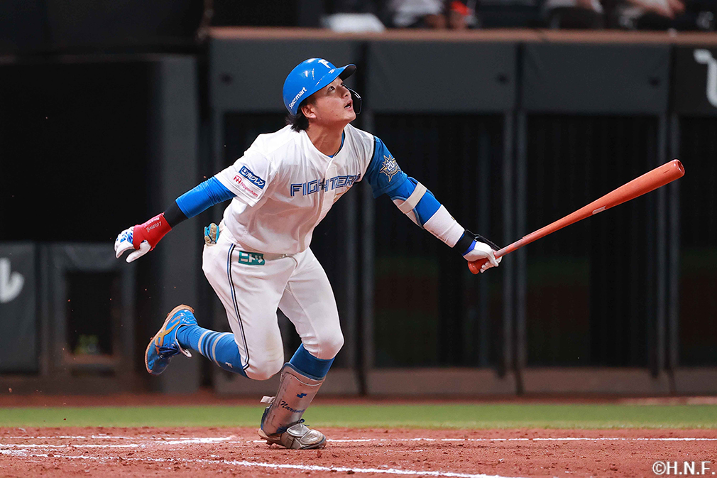 5回裏、ライトへヒットを放つ奈良間選手