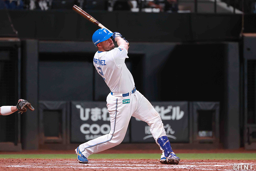 9回裏、ライトへ二塁打を放つマルティネス選手01