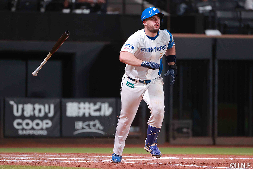 9回裏、ライトへ二塁打を放つマルティネス選手02