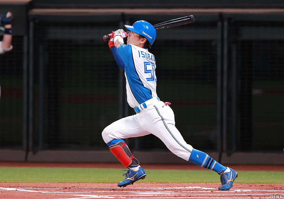 1回裏、ライトへ三塁打を放つ五十幡選手01