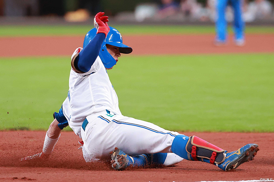 1回裏、ライトへ三塁打を放つ五十幡選手02