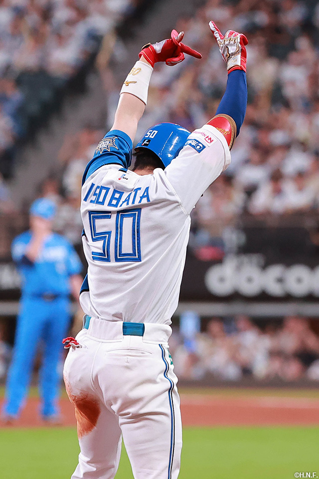 1回裏、ライトへ三塁打を放つ五十幡選手03