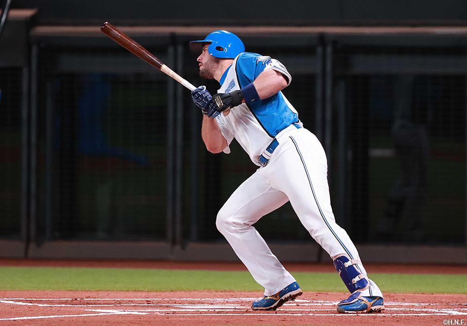 1回裏、先制適時打を放つマルティネス選手