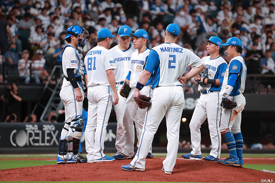 4回表、マウンドに集まるナイン