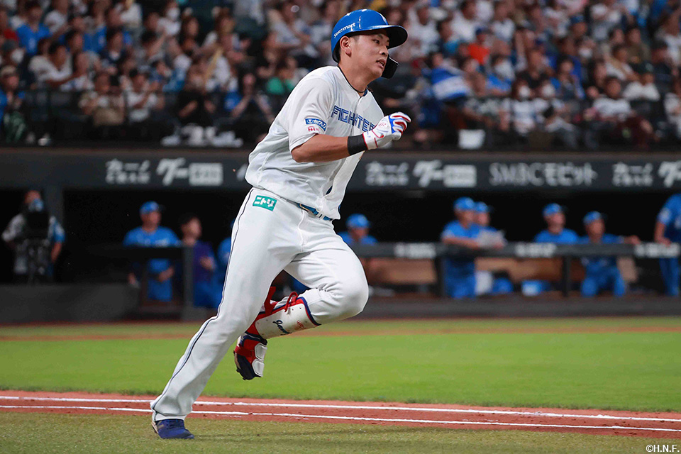 4回裏、センターへ適時二塁打を放つ野村選手01