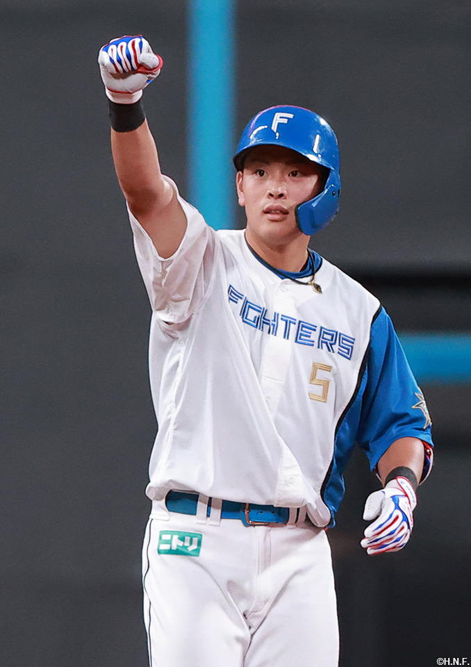 4回裏、センターへ適時二塁打を放つ野村選手02