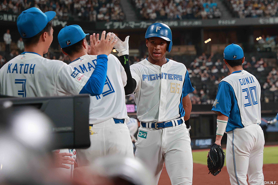 4回裏、ホームに生還した万波選手