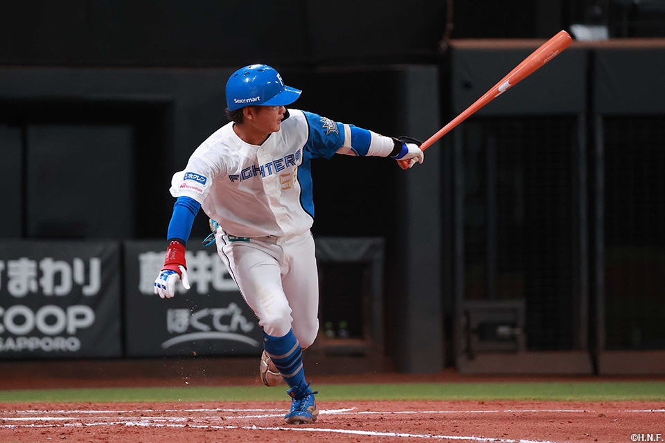 4回裏、レフトへ適時打を放つ奈良間選手01