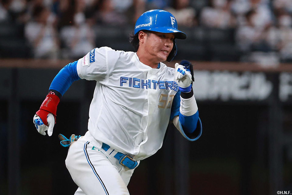 4回裏、レフトへ適時打を放つ奈良間選手02