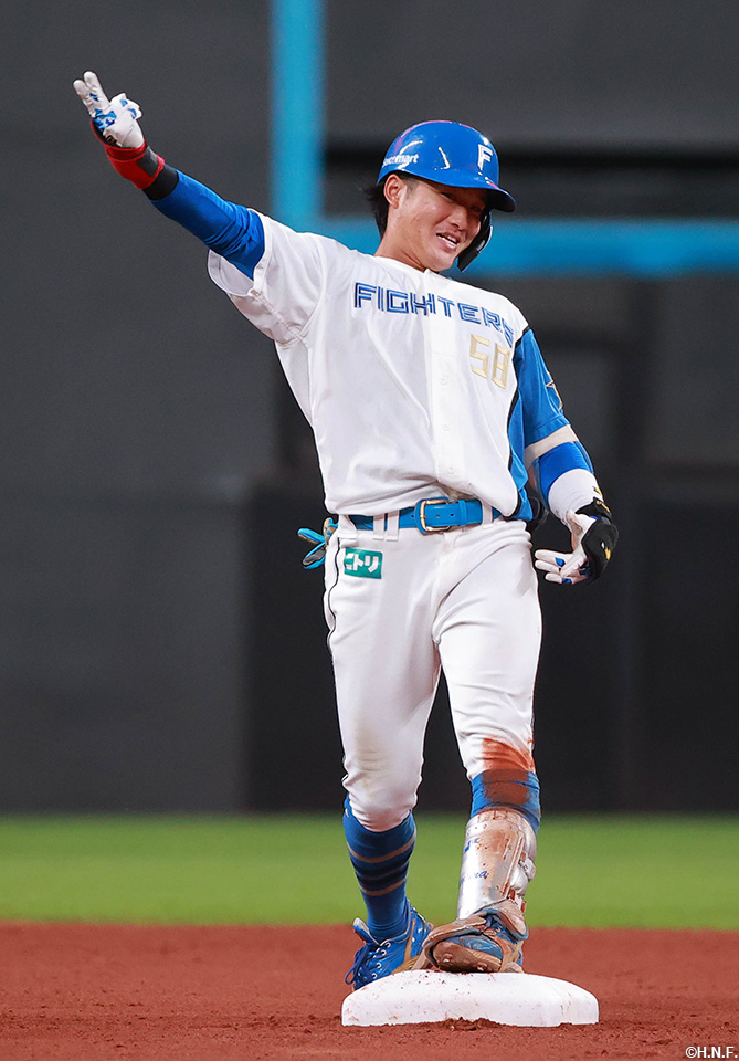 4回裏、レフトへ適時打を放つ奈良間選手03