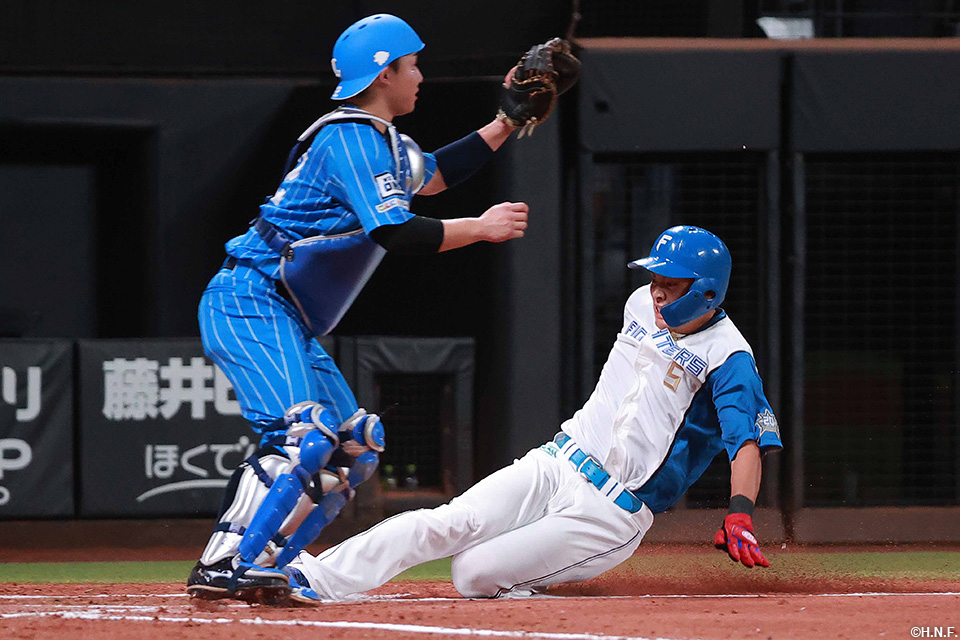 4回裏、ホームに生還する野村選手01