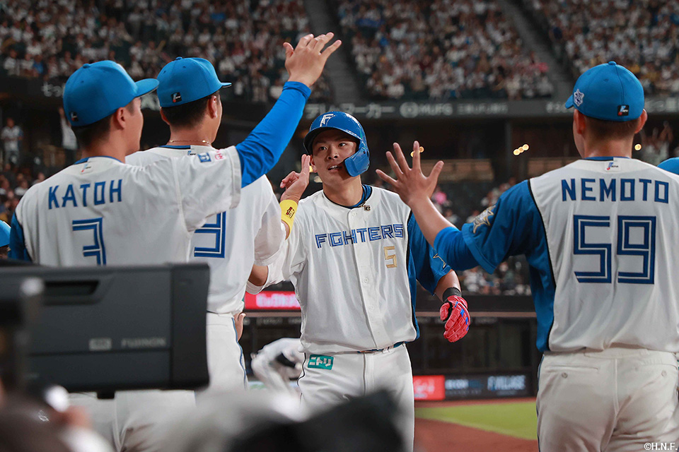 4回裏、ホームに生還する野村選手02