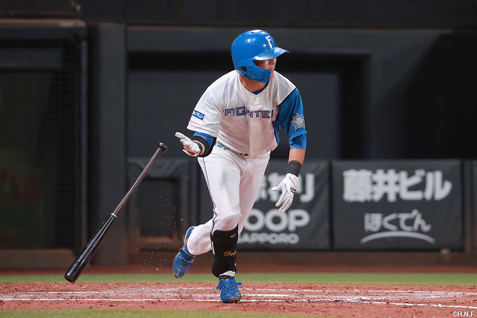 5回裏、センターへヒットを放つ上川畑選手01