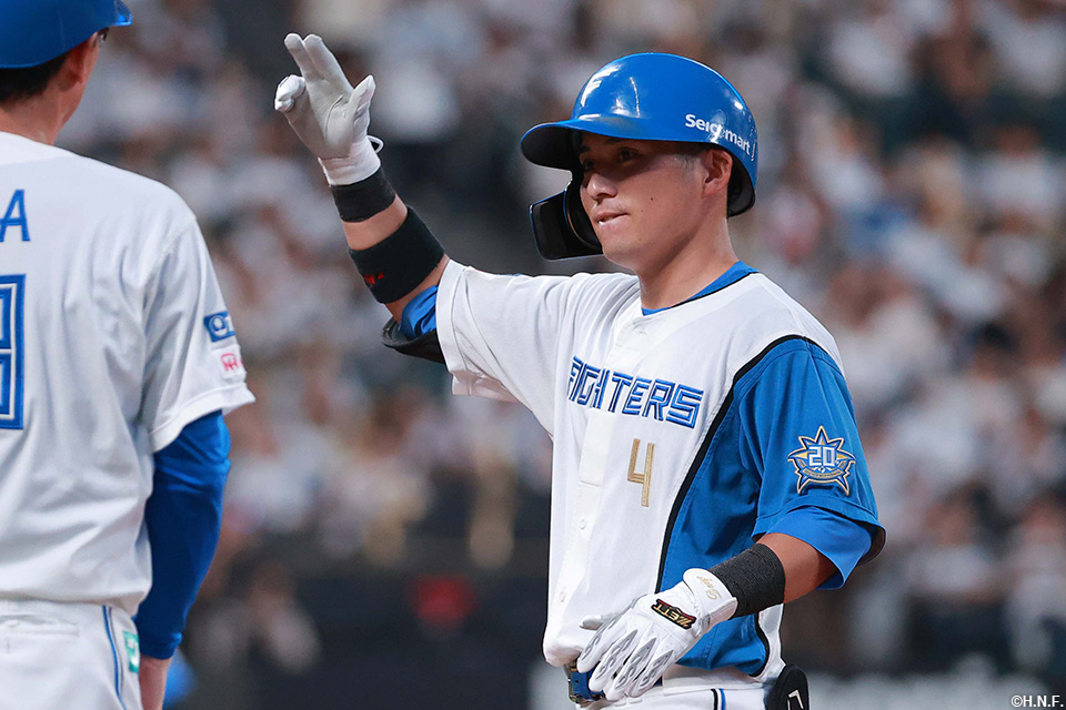 5回裏、センターへヒットを放つ上川畑選手02