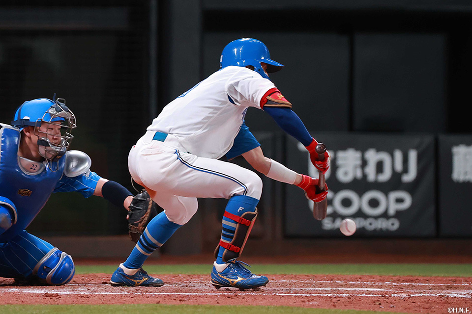 5回裏、セーフティバントを決める五十幡選手