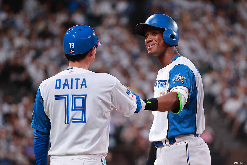 5回裏、ライトへ適時打を放った万波選手