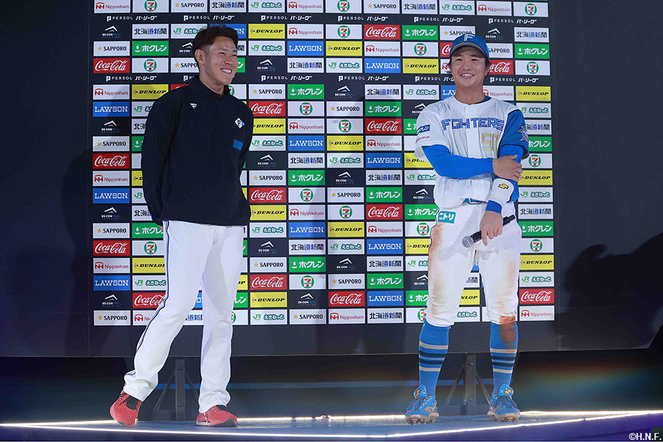 ヒーローの根本投手と奈良間選手01