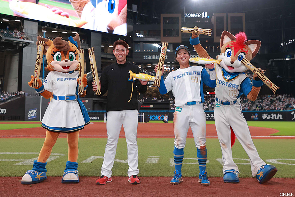 ヒーローの根本投手と奈良間選手02