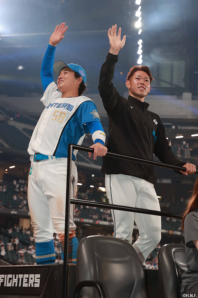 ヒーローの根本投手と奈良間選手03