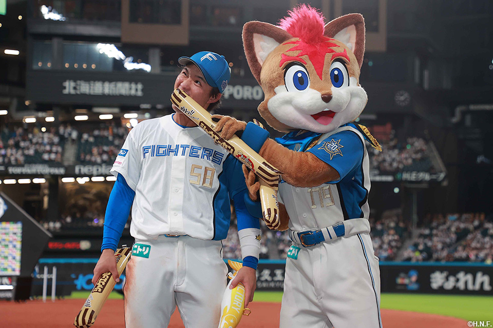 ヒーローの奈良間選手とフレップ