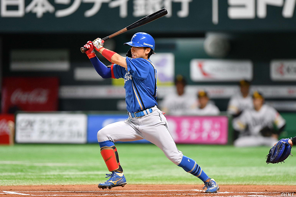 1回表、センターへヒットを放つ五十幡選手