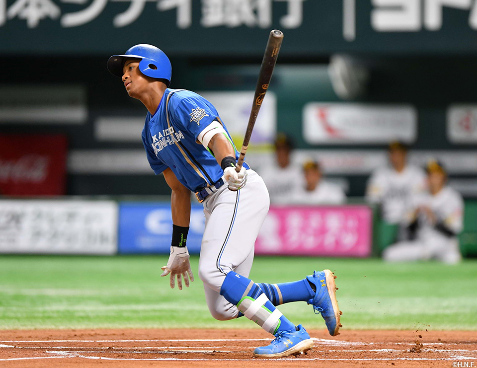 1回表、レフトへ先制適時打を放つ万波選手