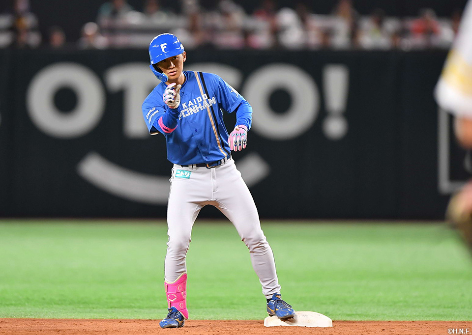 2回表、ライトへ二塁打を放った加藤豪選手