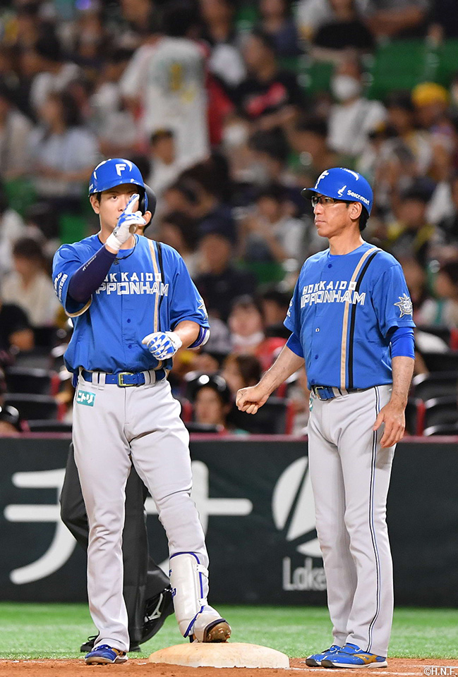 5回表、ライトへヒットを放った松本剛選手