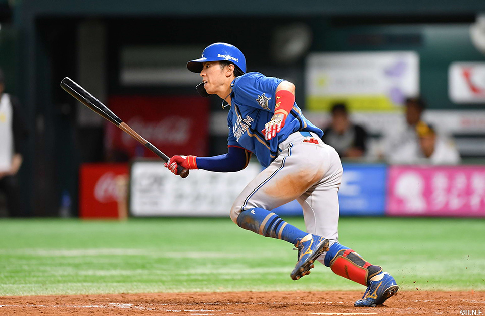 5回表、センターへヒットを放つ五十幡選手