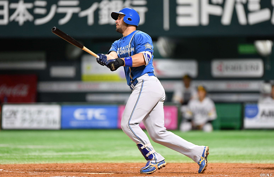 5回表、センターへ2点適時二塁打を放つマルティネス選手