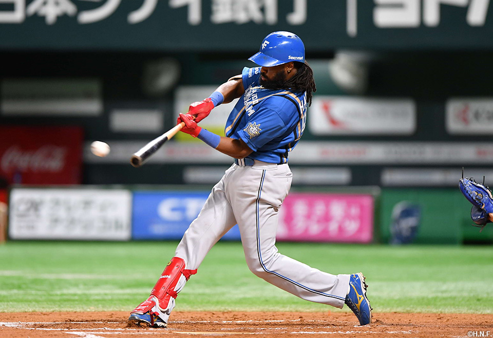 7回表、ライトへ二塁打を放つハンソン選手