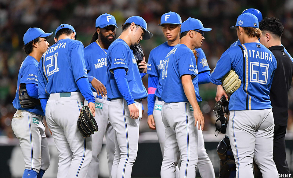 8回裏、マウンドに集まる選手たち.