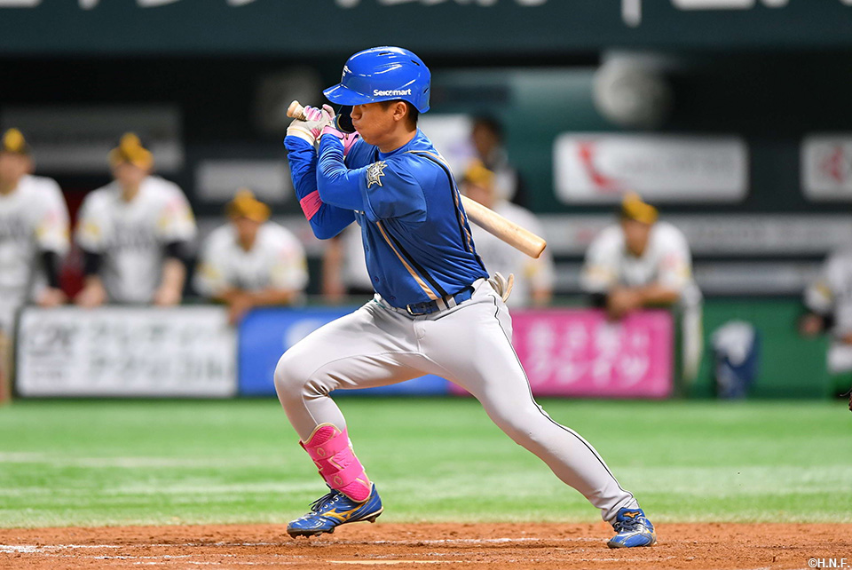 9回表、ライトへヒットを放つ加藤豪選手