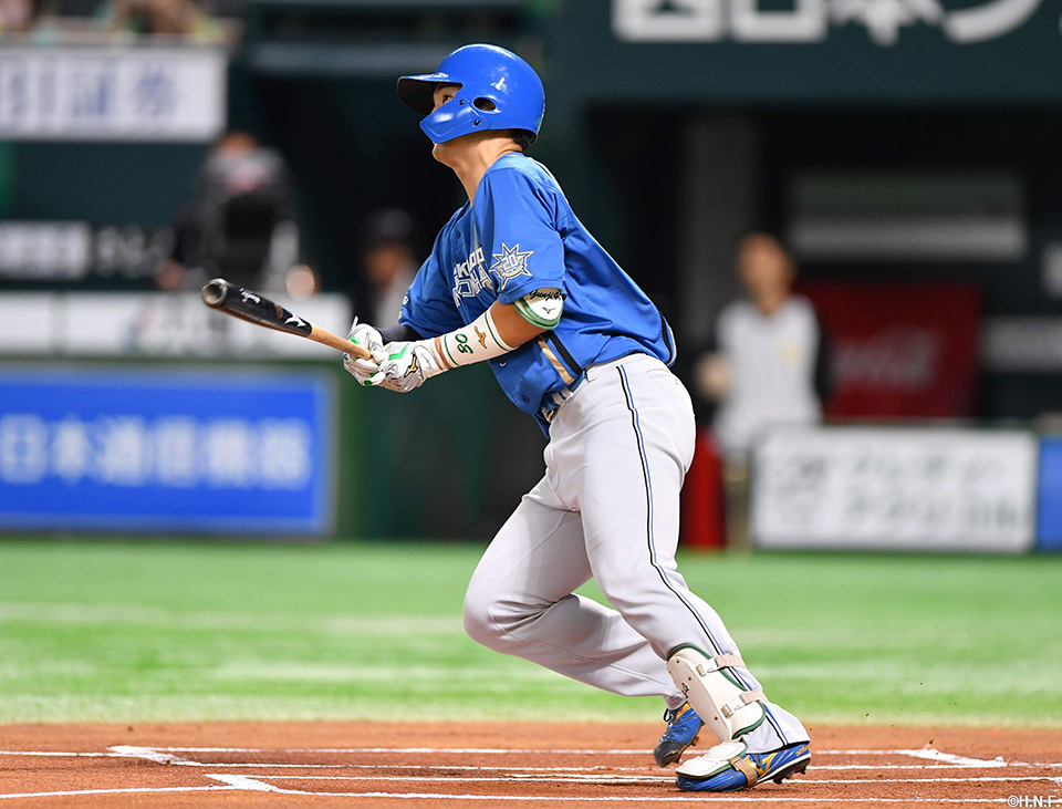 1回表、センターへ二塁打を放つ郡司選手01