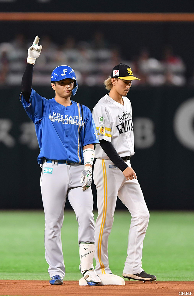 1回表、センターへ二塁打を放つ郡司選手02