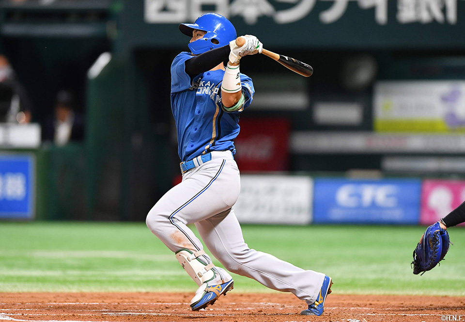 3回表、センターへヒットを放つ郡司選手