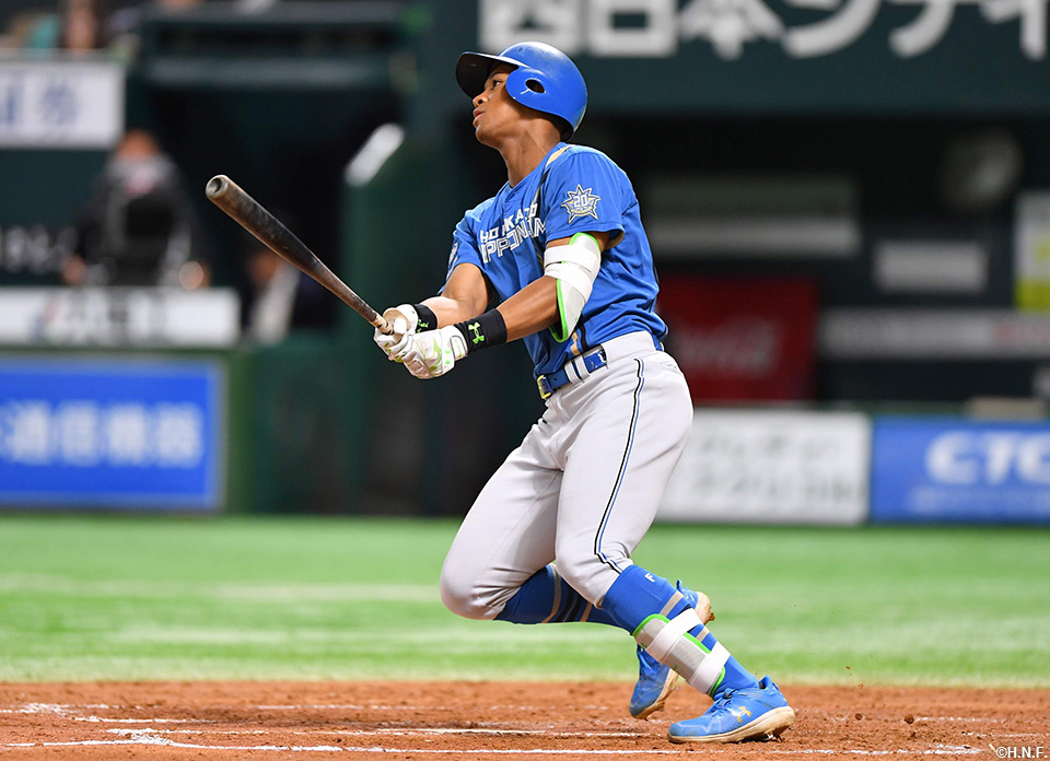 4回、先制の2ランホームランを放つ万波選手01