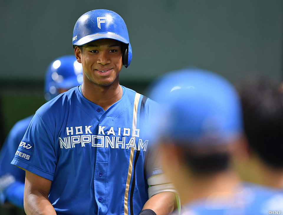 4回、先制の2ランホームランを放つ万波選手03