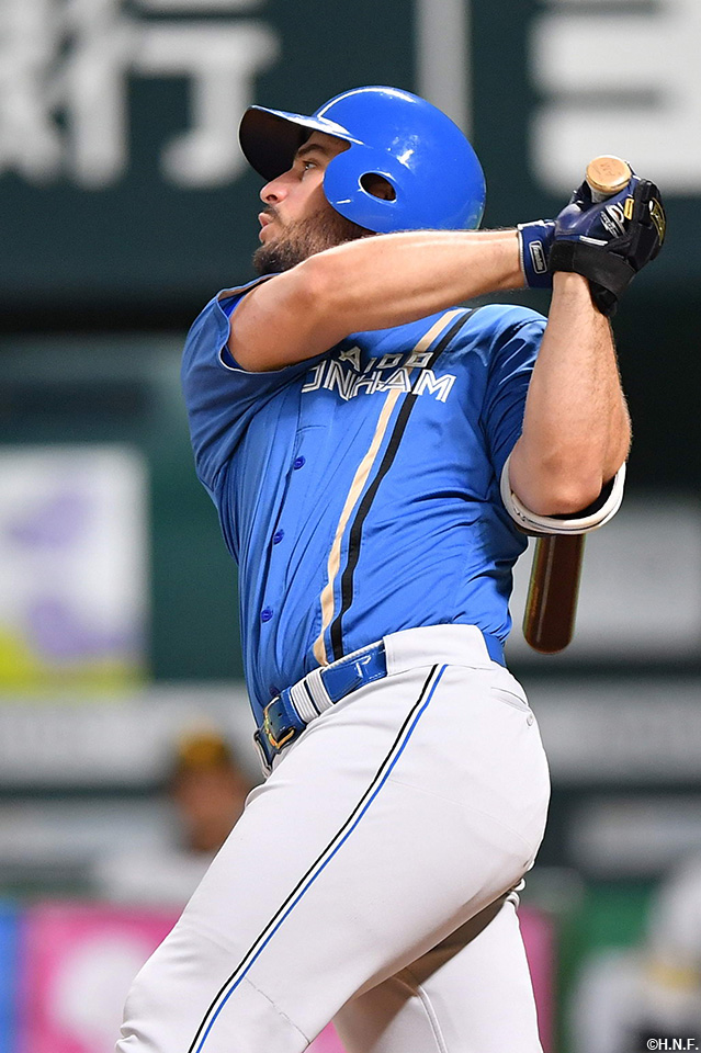 5回表、ライト前に弾き返し打点をあげるマルティネス選手