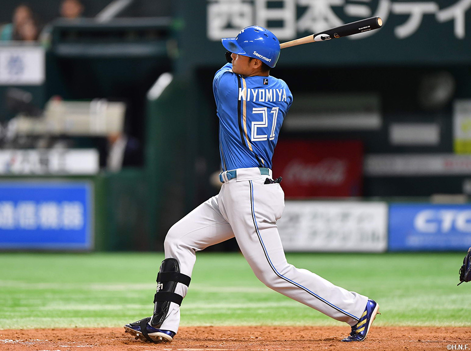 5回表、ライトへホームランを放つ清宮選手01