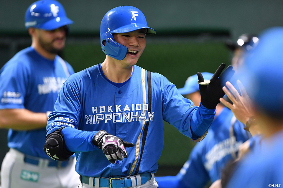 5回表、ライトへホームランを放つ清宮選手02